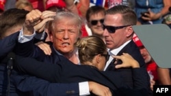 อดีตประธานาธิบดี โดนัลด์ ทรัมป์ ถูกรุมล้อมด้วยเจ้าหน้าที่อารักขาของหน่วยงาน secret service หลังจากถูกยิงด้วยปืนไรเฟิลและกระสุนเฉียดใบหู ระหว่างหาเสียงที่รัฐเพนซิลเวเนีย เมื่อวันที่ 13 ก.ค. 2024