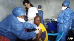 Un homme reçoit sa première injection du nouveau vaccin contre le virus Ebola à Goma, dans la province du Nord-Kivu, en RDC, le 14 novembre 2019.