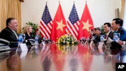 Delegasi AS yang dipimpin Menlu Mike Pompeo (kiri) bertemu Wakil PM dan Menlu Vietnam, Pham Binh Minh (kanan) di Hanoi, Vietnam, Senin (9/7). 