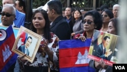 Supporters of the Cambodian Prime Minister Hun Sen gather and carry pictures of him as they demonstrate outside United Nations headquarters on Friday, Sept. 28, 2018, in New York. (Sun Narin/VOA Khmer)