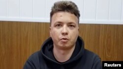 На фото: Роман Протасевич у віде оприлюдненому після затримання