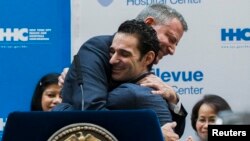 Le maire de New York, Bill de Blasio, embrassant le Dr Craig Spencer à sa sortie de Bellevue Hospital le 11 novembre 2014 (Reuters)