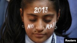 Seorang siswa ikut berpartisipasi dalam doa bersama di Ahmedabad, India, (31/12) untuk mendoakan korban yang tewas akibat pemerkosaan dan penganiayaan brutal di New Delhi.