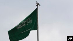 Високите дипломати на Ријад и Исламабад се воздржаа да се осврнат на нападот на Иран врз Израел викендот.