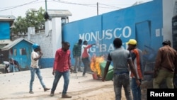 Des manifestants congolais allument un feu devant un entrepôt de la MONUSCO à Goma, dans la province du Nord-Kivu, en République démocratique du Congo, le 25 juillet 2022.