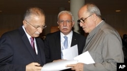 Palestinian Foreign Minister Riyad al-Malki (C) stands between Organization of Islamic Cooperation Secretary General Ekmeleddin Ihsanoglu (L) and Palestinian ambassador to UNESCO Elias Sanbar (R) during the 36th session of UNESCO's General Conference in P