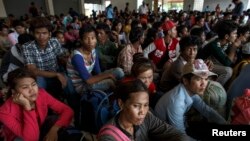 រូបឯកសារ៖ ពលករចំណាកស្រុក​កម្ពុជារង់ចាំធ្វើឯកសារឆ្លងដែនខេត្ត​សាកែវ ប្រទេស​ថៃ ដើម្បីវិលត្រឡប់មក​ប្រទេស​កម្ពុជាវិញ កាលពីថ្ងៃទី១៥ ខែមិថុនា ឆ្នាំ២០១៤។