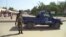 Un policier monte la garde près du site d'un attentat suicide à Ndjamena, au Tchad, le 11 juillet 2015. 