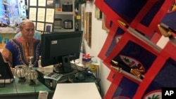 Malia Tony Ramirez, 66, ahli sejarah penduduk asli Guam, bangsa Chamorro sedang bekerja di kantornya di Hagatna, Guam, 15 Agustus 2017. Konflik nuklir dengan Korea Utara telah menjadikan Guam target serangan baru dan memicu kekhawatiran di kalangan bangsa Chamorro akan terjadinya perang.