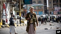 ពួកឧទ្ទាម​ Houthi និកាយ​ស៊ីអ៊ីត នៅប្រទេស​​យ៉េមែន​ បាន​ជួបជុំគ្នា​ក្នុង​ខណៈពេល​ពួកគេ​រារាំង​ផ្លូវ​មួយ​ឆ្ពោះ​ទៅ​កាន់​វិមាន​ប្រធានាធិបតី​ ក្នុង​ទីក្រុង​ Sana'a ក្នុង​ប្រទេស​យ៉េមែន​ កាល​ពីថ្ងៃ​ទី​២០ ខែ​មករា ឆ្នាំ២០១៥។ 