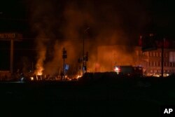 Petugas penyelamat memadamkan api di lokasi serangan drone Rusia di Kharkiv, Ukraina, Sabtu dini hari, 6 April 2024. (Foto: AP)