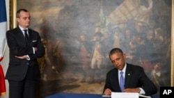 Le président Barack Obama, à l'ambassade de France à Washington, pour signer un livre de condoléances