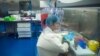 Një punonjës i laboratorit P4 në qytetin kinez Wuhan, provinca Hubei (23 shkurt 2017)