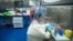 Një punonjës i laboratorit P4 në qytetin kinez Wuhan, provinca Hubei (23 shkurt 2017)