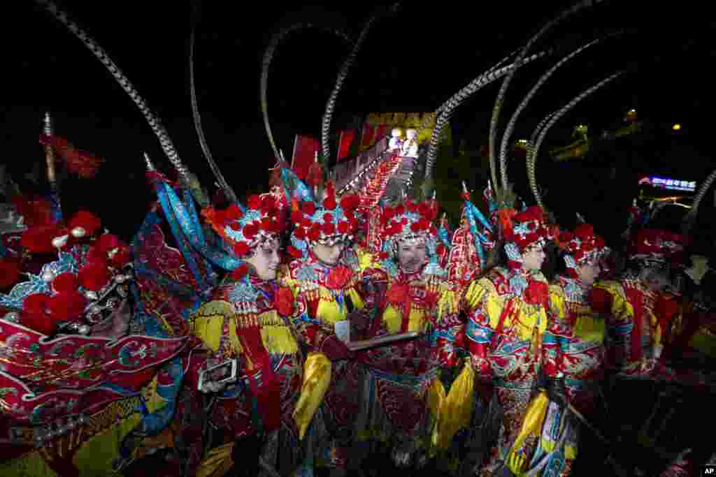 Para penghibur berforo bersama pada akhir hitungan mundur tahun baru di Beijing, China, 1 Januari 2014. (AP/Ng Han Guan)