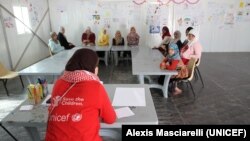 UNICEF dan kelompok bantuan kemanusiaan 'Save The Children' menggelar diskusi kelompok terkait pendidikan, perlindungan dan kelurga di kemah penampungan pengungsi Suriah di Zaatari, Yordania (Foto: dok). 