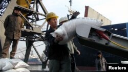 북한 남포항에서 유엔 산하 세계식량계획 WFP가 지원한 식량을 하역하고 있다. (자료사진)