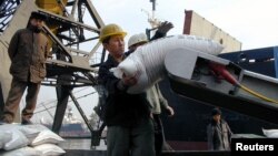 북한 남포항에서 북한 인부들이 유엔 산하 세계식량계획을 통해 지원된 식량을 운반하고 있다. (자료사진)