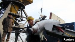 북한 남포항에서 유엔 산하 세계식량계획(WFP)이 지원한 식량을 하역하고 있다. (자료사진)