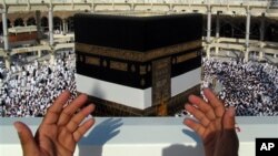 Alhazai sun taru kusa da birnin Makka mai tsarki a Saudiya ranar Litinin 14 ga watan Oktoba shekarar 2013.