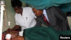 Le vice-président de la Tanzanie, Mohamed Gharib Bilal, visite un patient à l'hôpital Mount Meru, à Arusha, Tanzanie, 6 mai 2013.