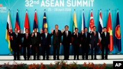 មេដឹកនាំប្រទេស​អាស៊ាននៅ​ក្នុង​កិច្ចប្រជុំកំពូល​អាស៊ានកាលពីថ្ងៃទី២៨ ខែមេសា ឆ្នាំ២០១៨ នៅ​ក្នុងប្រទេសសិង្ហបុរី។ (រូបថត AP)