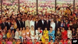 1997年7月2日，北京举行庆祝香港回归中国音乐会，会后中国领导人江泽民、李鹏、乔石、朱镕基、胡锦涛等人走上舞台，和歌手、演员合影。香港回归，是在江泽民任期内完成的。