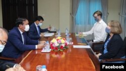 រដ្ឋមន្ត្រីក្រសួងការបរទេស​កម្ពុជា លោក ប្រាក់ សុខុន ជួបប្រជុំ​ជាមួយ​អ្នកស្រី Tina Redshaw ឯកអគ្គរាជទូត​នៃ​ចក្រភព​អង់គ្លេស​ប្រចាំ​នៅ​កម្ពុជា កាលពី​ថ្ងៃទី១៦ ខែធ្នូ ឆ្នាំ២០២០។ (រូបថតពីទំព័រហ្វេសប៊ុក Ministry of Foreign Affairs and International Cooperation - Cambodia)