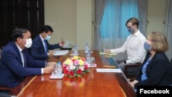 Cambodian Foreign Minister Prak Sokhonn at a meeting with British Ambassador Tina Redshaw in Phnom Penh, Cambodia, December 16, 2020. (Courtesy of Cambodian Ministry of Foreign Affairs) 
