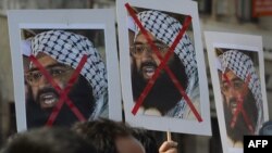 Aktivis India mengacungkan poster gambar Masood Azhar, pemimpin kelompok militan Pakistan Jaish-e-Mohammad group, memprotes serangan terhadap pangkalan AU India di Pathankot, Mumbai, India, 4 Januari 2016.
