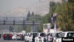 Konvoi yang terdiri dari Palang Merah, Bulan Sabit dan PBB berkumpul sebelum bergerak menuju Madaya dari Damascus, dan ke al Foua dan Kefraya di provinsi Idlib, Suriah, 11 Januari 2016. 