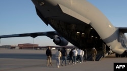 د امریکا او کولمبیا په هوکړه کې هغه کډوال هم شامل دي چې په پوځي الوتکو کې به کولمبیا ته بیرته لیږل کیږي.