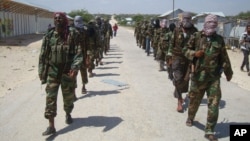 صومالیہ میں الشاب کے جنگجو اپنی قوت کا مظاہرہ کر رہے ہیں۔ فائل فوٹو