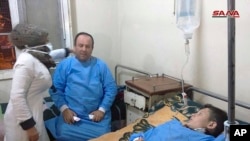 시리아 알레포에서 화학무기 공격으로 의심되는 공격 이후 사람들이 병원에서 치료를 받고 있다.