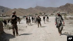 Pasukan AS berpatroli di dekat lokasi serangan militan di sebuah pangkalan AS, Torkham, Afghanistan, 2 September 2013 (Foto: dok). para pejabat Afghanistan melaporkan sedikitnya sembilan warga sipil tewas dalam serangan udara NATO do provinsi Kunar TImur, Minggu (8/9).