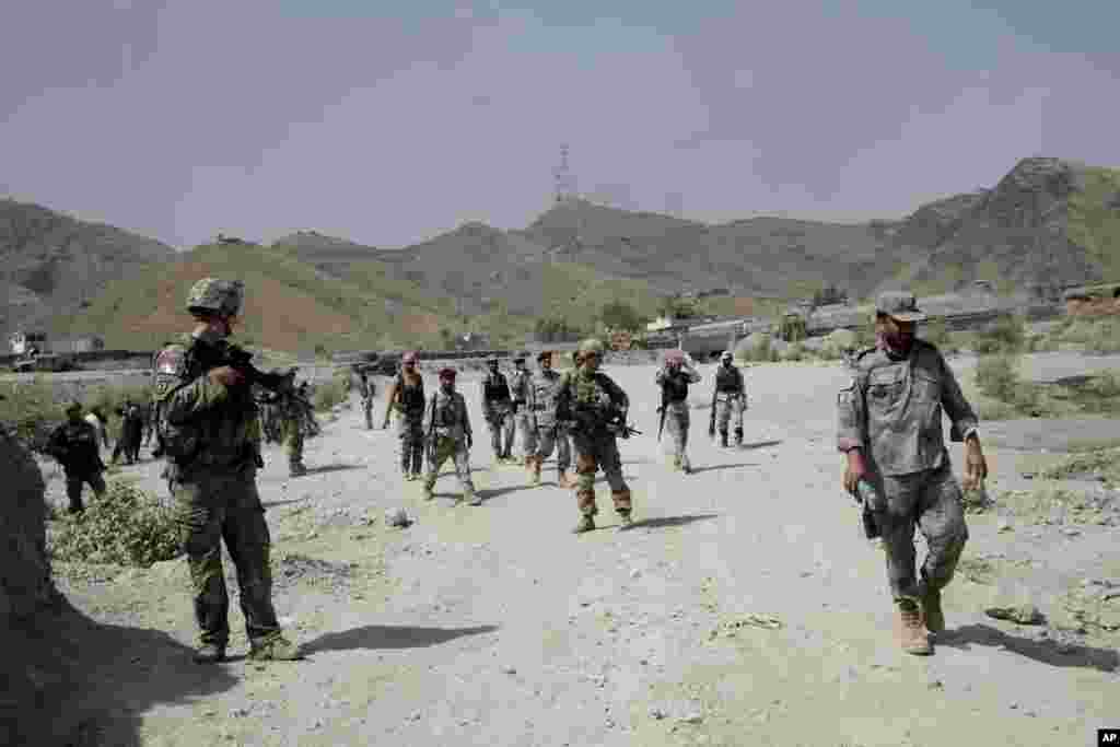 Afg&#39;onistonning Pokiston bilan chegarasi yonida toliblar Amerika bazasiga hamla qilgan. Inshootda portlashlar sodir etilib, mashinalar yoqilgan va NATOning muhim ta&#39;minot yo&#39;li to&#39;silgan. Hujumchilarning bari o&#39;ldirilgani aytiladi.