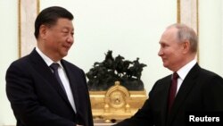Presiden Rusia Vladimir Putin berjabat tangan dengan Presiden China Xi Jinping selama pertemuan di Kremlin di Moskow, Rusia, 20 Maret 2023. (Foto: via Reuters)