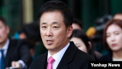 박근혜 한국 대통령의 변호인으로 선임된 유영하 변호사가 15일 서울 서초동 고등검찰청 앞에서 기자회견을 열고 취재진 질문에 답하고 있다.