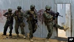 Pasukan Somalia dalam sebuah operasi penyergapan terhadap kelompok militan Al-Shabab (foto: dok).