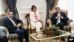 Wakil oposisi Suriah Ahmad al-Jarba, kiri, dan Menlu AS John Kerry sebelum pertemuan mereka di Bandara Internasional King Abdulaziz di Jeddah, Saudi Arabia (27/6/2014). 
