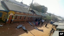 Les gens se rassemblent sur les lieux d'une attaque dans la ville de Mandera, près de la frontière avec la Somalie, au Kenya, lei 25 octobre 2016. 