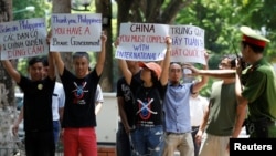 Para demonstran anti-China mendukung Filipina di depan kedutaan besar negara itu di Hanoi, Vietnam (17/7). (Reuters/Kham)