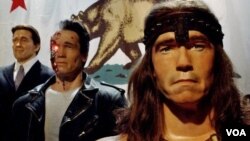 Patung lilin yang menggambarkan berbagai peran Arnold Schwarzenegger dalam film maupun sebagai gubernur ditampilkan di museum lilin Hollywood, di Los Angeles (foto: dok.).