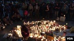 Acara mengenang para korban oleh warga lintas agama dilangsungkan di Las Vegas, hari Senin (2/10). (Foto: A. Martinez / VOA)