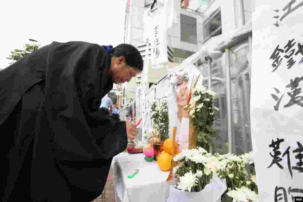 Des Sud-Cor&eacute;ens travaillant au complexe de Kaesong arrivant dans le village sud-cor&eacute;en de Panmunjom, &agrave; Paju, au nord de S&eacute;oul. 
