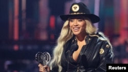 Penyanyi Beyoncé menerima penghargaan Inovator di iHeartRadio Music awards yang digelar di Dolby Theatre di Los Angeles, California, pada 1 April 2024. (Foto: Reuters/Mario Anzuoni)