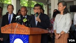 រូបឯកសារ៖ លោក សុន ឆ័យ តំណាង​រាស្រ្ត​គណបក្ស​សង្គ្រោះជាតិ​​បាន​ថ្លែង​ក្នុង​សន្និសីទ​សារព័ត៌មាន​ស្តី​ពី ស្ថានការណ៍​នយោបាយបច្ចុប្បន្ន​​នៅ​កម្ពុជា នៅ​ទី​ស្នាក់ការគណបក្ស​សង្រ្គោះ​ជាតិ​ក្នុង​ទីក្រុង​ភ្នំពេញ កាល​ពី​ព្រឹក​ថ្ងៃទី​១២​ ខែ កញ្ញា ឆ្នាំ២០១៧។ (កាន់ វិច្ឆិកា/VOA)