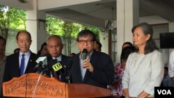 Son Chhay, anggota parlemen Partai Penyelamat Nasional Kamboja (CNRP), memberikan keterangan dalam konferensi pers terkait situasi politik di Kamboja, di kantor pusat CNRP, Phnom Penh, Kamboja, 12 September 2017. (Kann Vicheika / VOA Khmer)