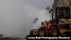 Ljudi čekaju da kupe poslednje izdanje lista Epl Dejli u centru Hong Konga. Poslednje prodemokratske novine prestaće da izlaze nakon prošlonedeljnog hapšenja pet urednika zajedno sa šefom pomenute novinske kompanije vredne 2,3 miliona dolara. Vlasti se pozivaju na nedavno uveden zakon o nacionalnoj bezbednosti. 24. juni, 2021. ( Foto: Vinsent Ju / AP )