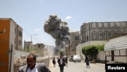 ប្រជាជន​បាន​ធ្វើ​ការ​រត់​គេច​​ បន្ទាប់​​ពី​​មាន​ការ​វាយ​ប្រហារ​តាម​អាកាស​មក​លើផ្ទះ​​​របស់​អតីត​ប្រធានាធិបតី​ Ali Abdullah Saleh របស់​ប្រទេស​យេម៉ែន នៅ​ទី​ក្រុង​Sana'a នា​ថ្ងៃ​ទី១០​ ខែ​ឧសភា ឆ្នាំ​២០១៥។ ក្រុម​​ឧទ្ទាម​​យេម៉ែន​​ទទួល​​គម្រោង​​បទ​​ឈប់​​បាញ់​​គ្នា​​របស់​​អារ៉ាប៊ី ​សាអូឌីត។